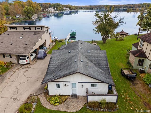 front view picture of 3015 School Lake Drive, Brighton, MI. 48114