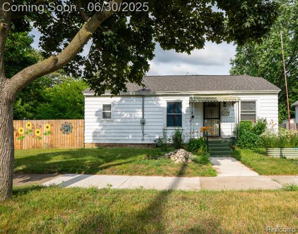 front view picture of 2410 Woodwardsw  Avenue, Wyoming, MI. 49509