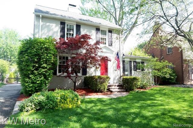 front view picture of 32261 Auburn Dr, Franklin, MI. 48025