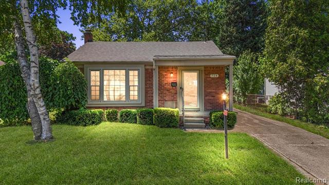 front view picture of 754 S Webik Ave, Clawson, MI. 48017