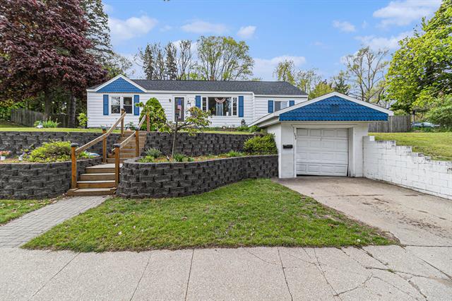 front view picture of 299 5Th Avenue, Manistee, MI. 49660