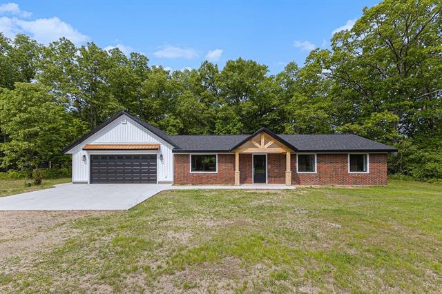 front view picture of 2051 Russell Road, Muskegon, MI. 49445