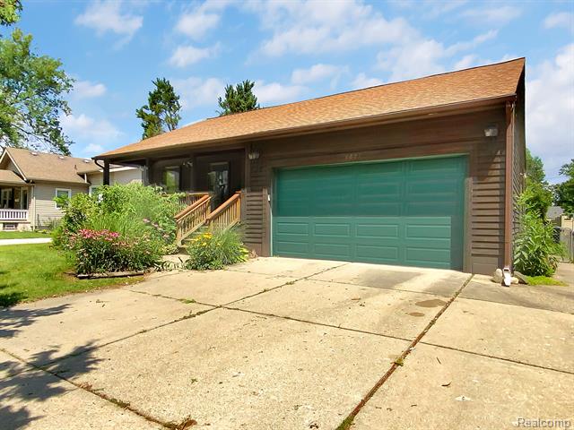 front view picture of 807 S Bywood Ave, Clawson, MI. 48017