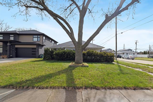 front view picture of 4302 Mandalay Ave, Royal Oak, MI. 48073