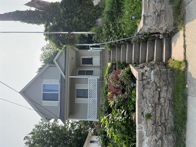 front view picture of 824 Emeraldne  Avenue, Grand Rapids, MI. 49503
