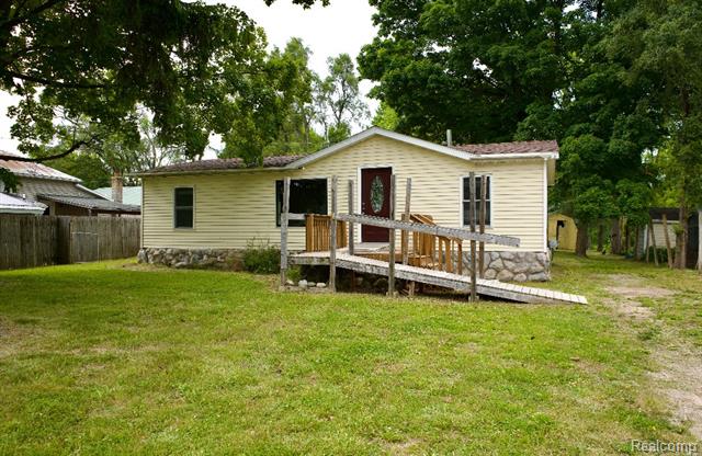 front view picture of 11709 Old Belding Road, Belding, MI. 48809