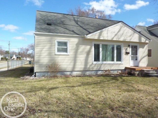 front view picture of 705 S Chocolay Ave, Clawson, MI. 48017