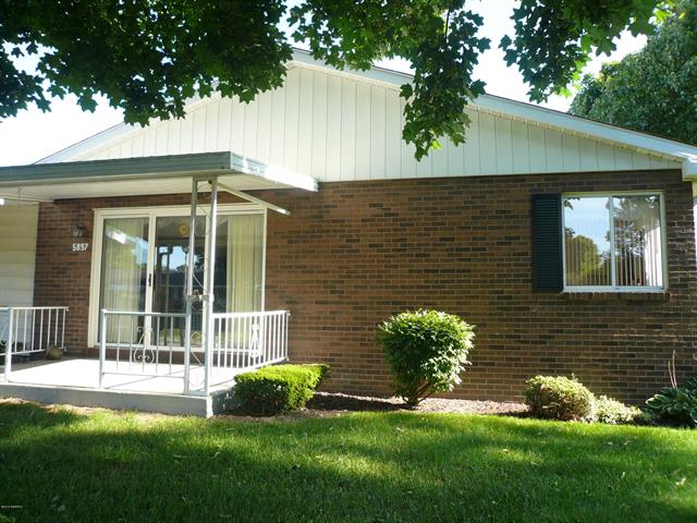 front view picture of 5897 Leisure Southse  Drive, Grand Rapids, MI. 49548