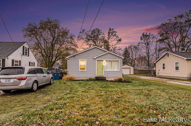 front view picture of 82 Peonysw  Street, Grand Rapids, MI. 49548