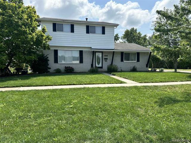 front view picture of 1569 W Whitcomb Ave, Madison Heights, MI. 48071