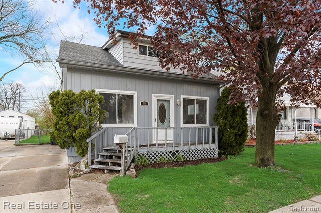 front view picture of 310 Massoit St, Clawson, MI. 48017