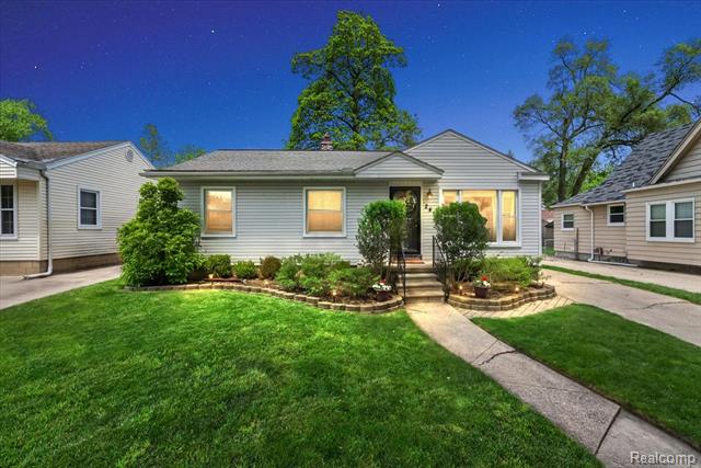 front view picture of 246 Massoit St, Clawson, MI. 48017