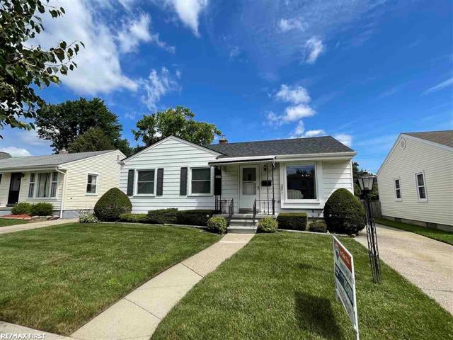 front view picture of 266 Massoit St, Clawson, MI. 48017