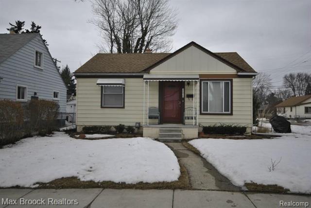 front view picture of 206 Massoit St, Clawson, MI. 48017