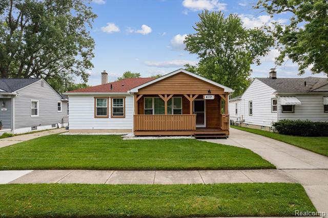 front view picture of 617 Gargantua Ave, Clawson, MI. 48017