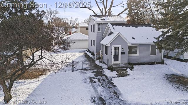 front view picture of 341 Tecumseh St, Clawson, MI. 48017