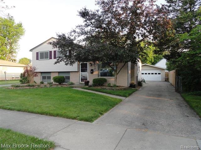 front view picture of 327 Tecumseh St, Clawson, MI. 48017
