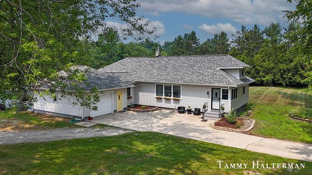 front view picture of 4037 S Brooks Road, Muskegon, MI. 49444