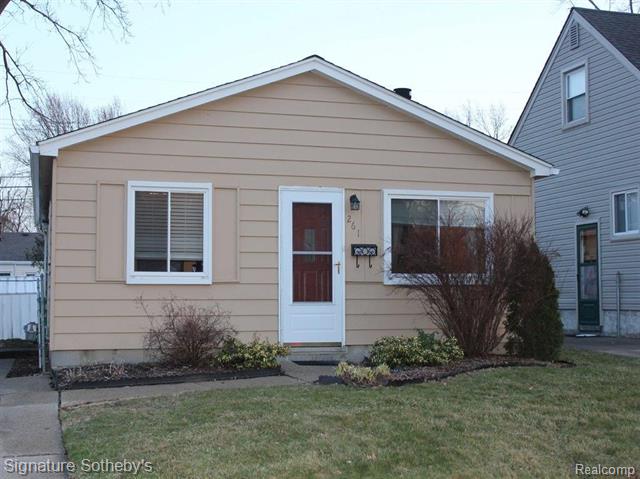 front view picture of 261 Tecumseh St, Clawson, MI. 48017