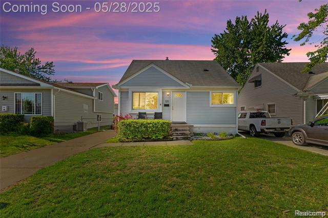 front view picture of 125 Tecumseh St, Clawson, MI. 48017