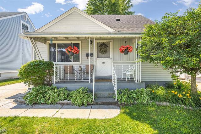 front view picture of 133 Tecumseh St, Clawson, MI. 48017