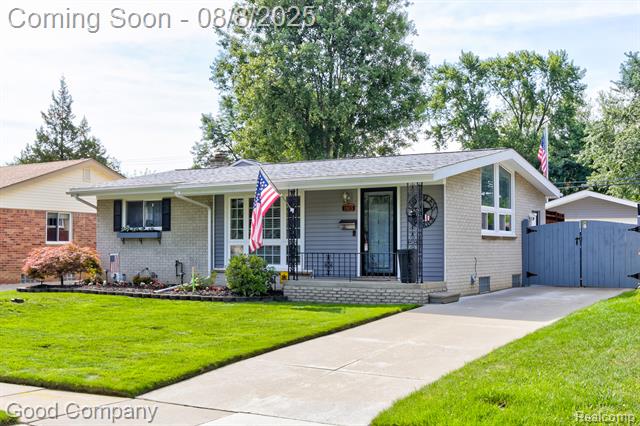 front view picture of 1903 Nakota Rd, Royal Oak, MI. 48073