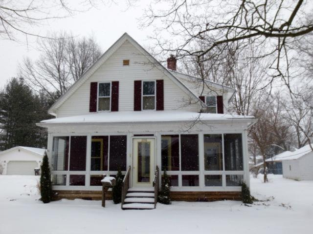 front view picture of 106 N Cayuga Street, Buchanan, MI. 49107