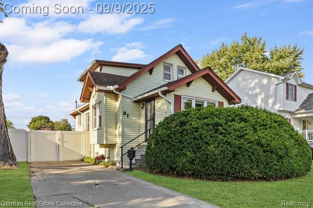 front view picture of 31 Walper Ave, Clawson, MI. 48017