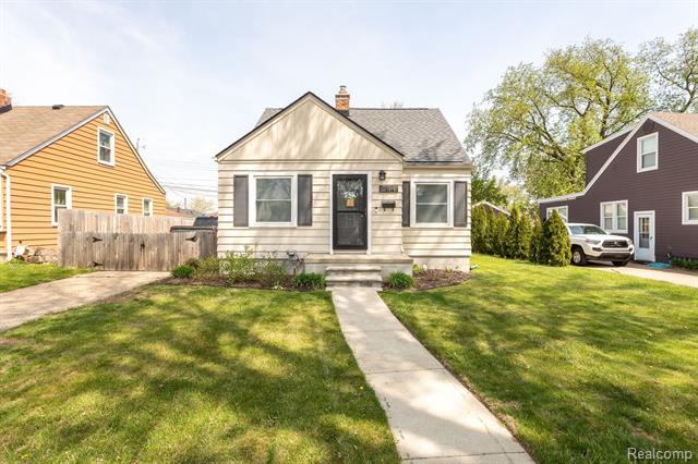 front view picture of 284 Charlevoix St, Clawson, MI. 48017