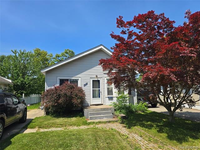 front view picture of 104 Charlevoix St, Clawson, MI. 48017