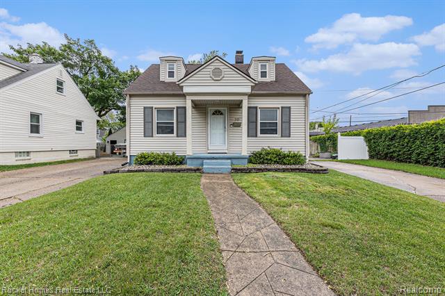 front view picture of 30 Charlevoix St, Clawson, MI. 48017