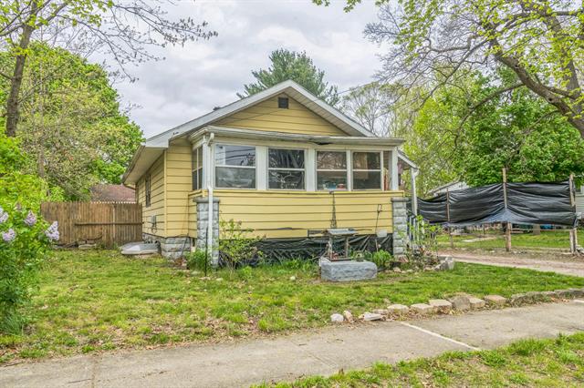 front view picture of 526 S Front Street, Dowagiac, MI. 49047