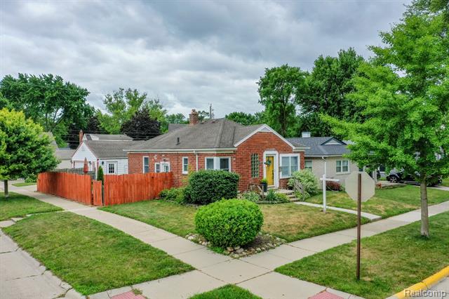 front view picture of 205 W Tacoma St, Clawson, MI. 48017