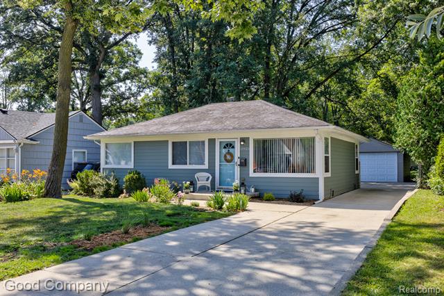 front view picture of 15925 W 14 Mile Rd, Franklin, MI. 48025