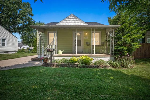 front view picture of 352 W Tacoma St, Clawson, MI. 48017