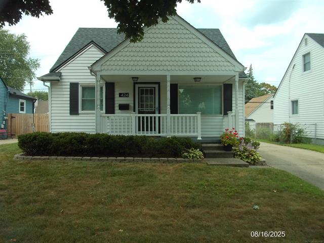 front view picture of 424 W Tacoma St, Clawson, MI. 48017