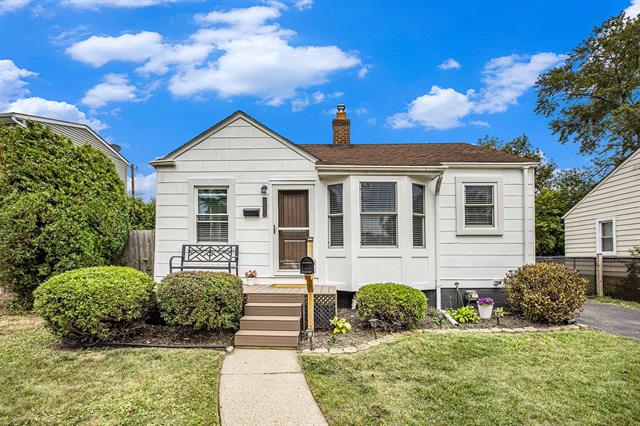 front view picture of 308 W Tacoma St, Clawson, MI. 48017