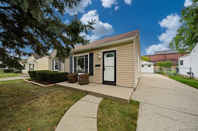 front view picture of 140 S Manitou Ave, Clawson, MI. 48017