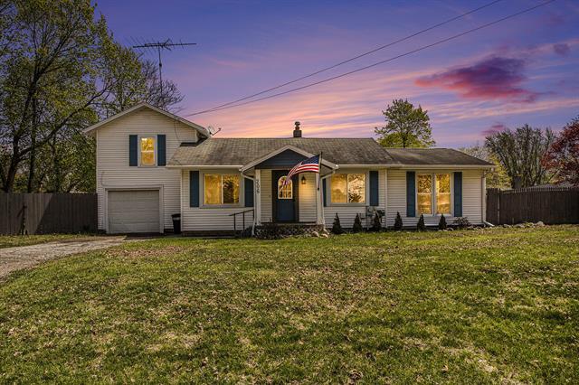 front view picture of 206 N Fountain Street, Marshall, MI. 49068