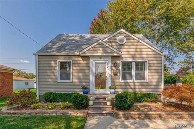 front view picture of 927 Montrose Ave, Royal Oak, MI. 48073