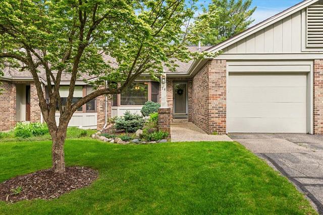front view picture of 74 Skyline Cirnw , Grand Rapids, MI. 49504