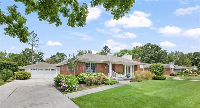 front view picture of 16236 Beechwood Ave, Franklin, MI. 48025