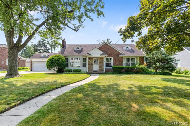 front view picture of 32086 Auburn Dr, Franklin, MI. 48025