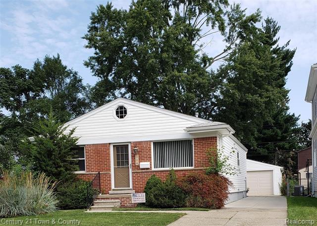 front view picture of 304 Tecumseh St, Clawson, MI. 48017