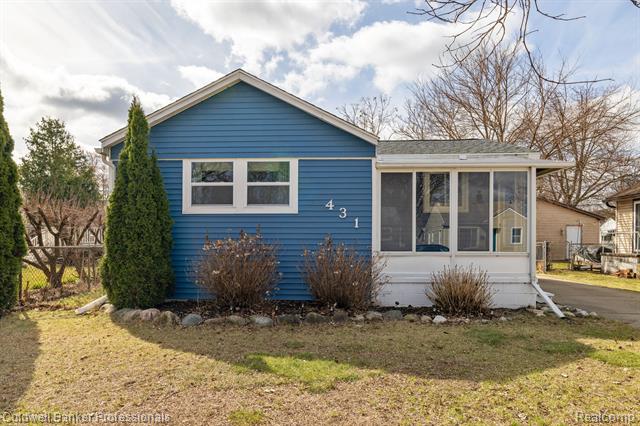 front view picture of 431 Nakota St, Clawson, MI. 48017
