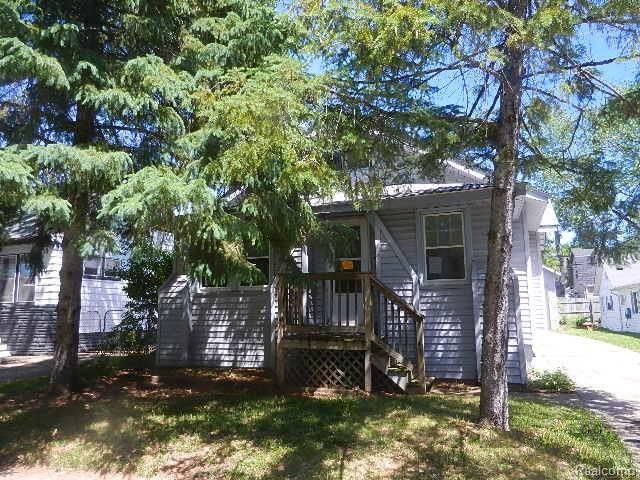 front view picture of 110 Nakota St, Clawson, MI. 48017