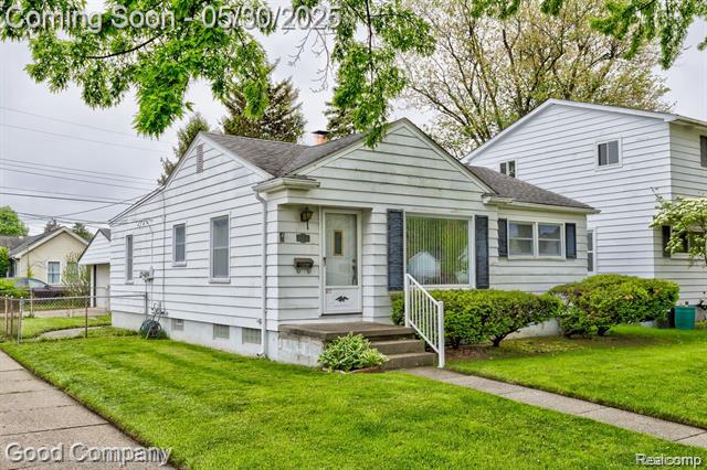 front view picture of 405 Charlevoix St, Clawson, MI. 48017