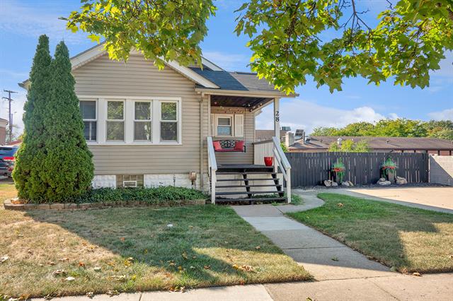front view picture of 28 Nahma Ave, Clawson, MI. 48017