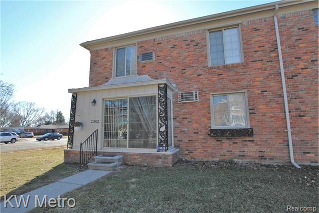 front view picture of 2302 W 14 Mile Rd, Royal Oak, MI. 48073