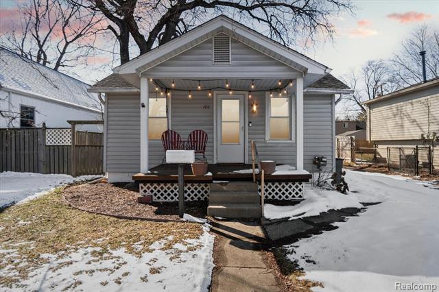 front view picture of 106 N Marias Ave, Clawson, MI. 48017